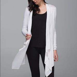 Lululemon universal wrap in white